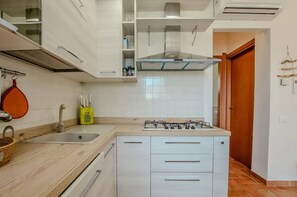 Vila clássica | Cozinha privada | Geladeira, cooktop, mesas de jantar