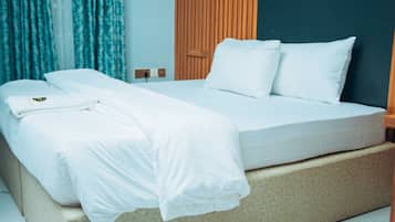 Superior-Zimmer | Schreibtisch, laptopgeeigneter Arbeitsplatz