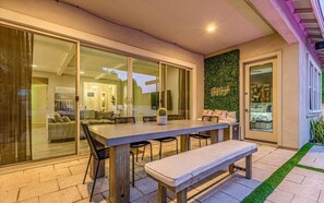 Outdoor dining - Desert Sky Stay on 34th in Vibrant Phoenix (Phoenix)