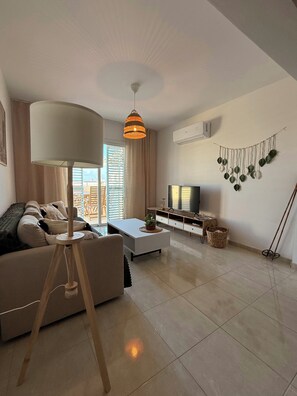 Smart TV - Too Coool 2 Bedroom Apartment Ellia (Paralimni)