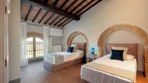 Tabla de planchar con plancha, wifi gratis, ropa de cama