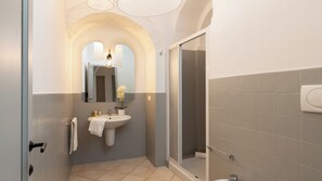 Ducha, secador de pelo, bidé y toallas