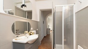 Dusche, Haartrockner, Bidet, Handtücher