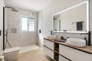 Dusche, Haartrockner, Handtücher