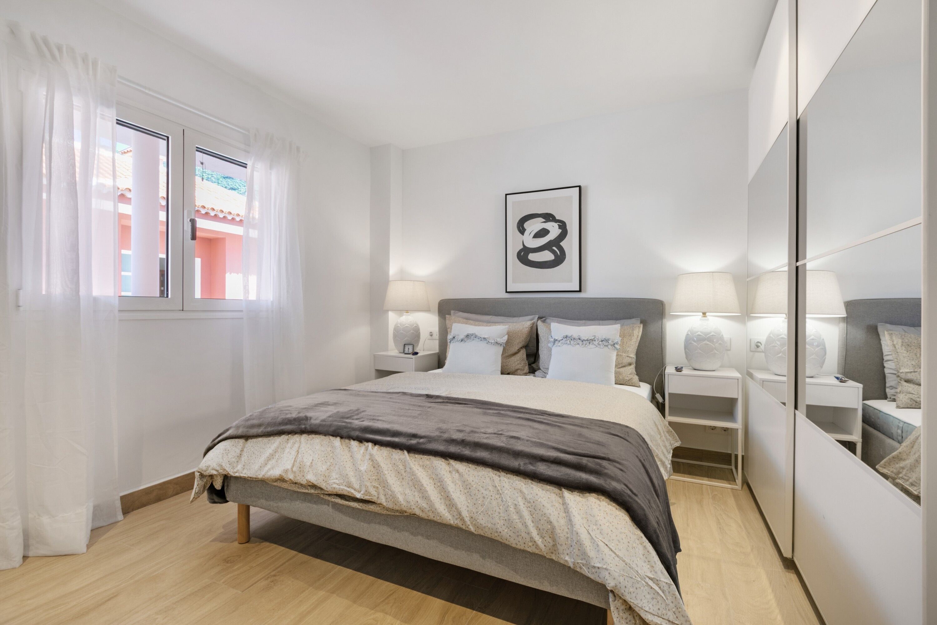 6 bedrooms, iron/ironing board, WiFi, bed sheets