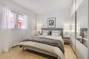 6 bedrooms, iron/ironing board, WiFi, bed sheets - “Los Llanitos” with Private Pool, Shared Terrace, and Wi-Fi (Santiago del Teide)