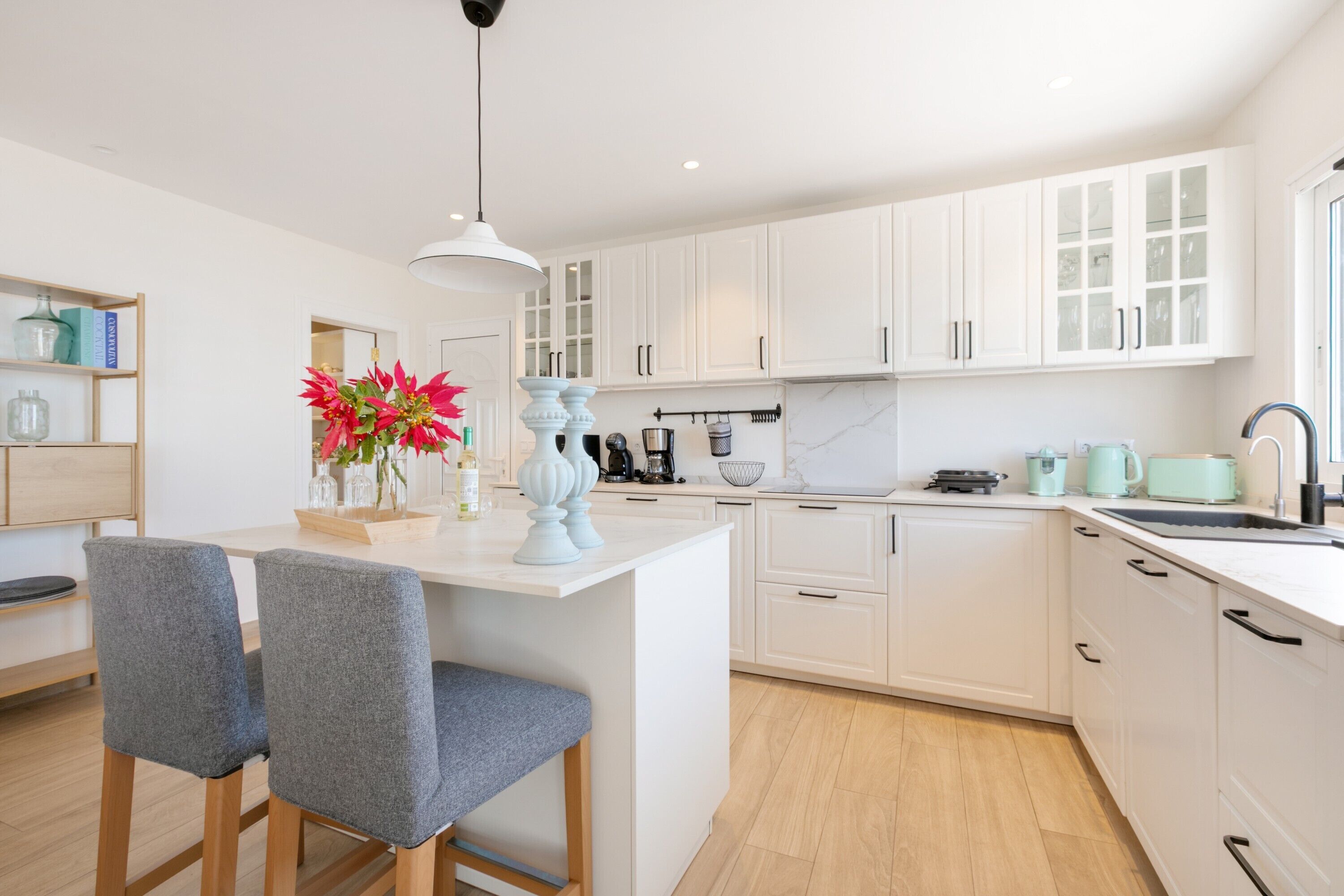 Een koelkast, een magnetron, een oven, een kookplaat