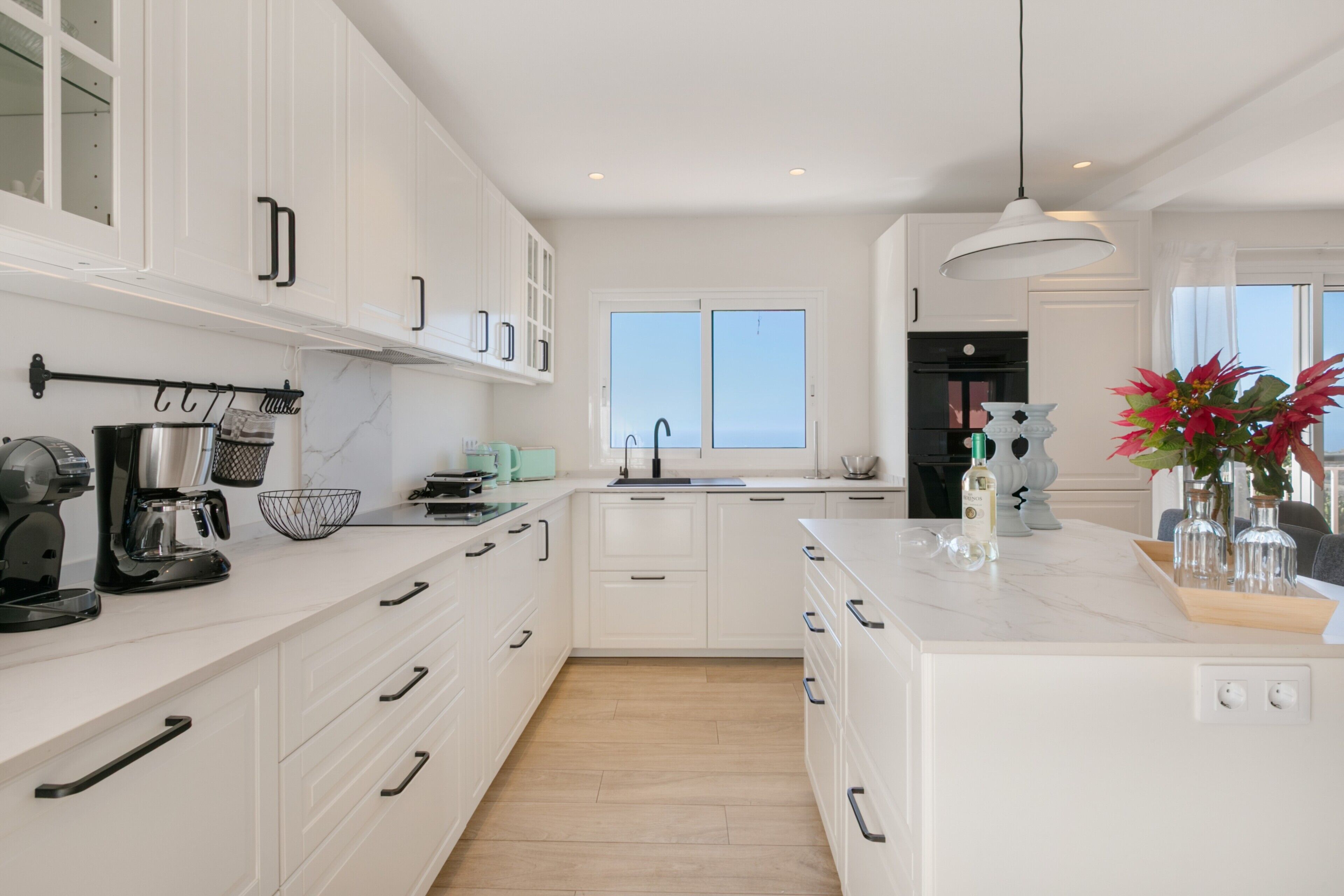 Jääkaappi, mikroaaltouuni, uuni, liesi