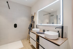 Dusche, Haartrockner, Handtücher
