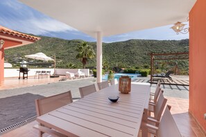 Outdoor dining - “Los Llanitos Los Gigantes” with Private Pool, Shared Terrace, and Wi-Fi (Santiago del Teide)