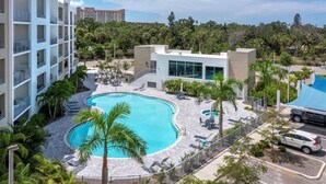 Um hotel com piscina, área de estar ao ar livre e vista para edifícios próximos.