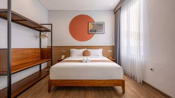 Una habitación de hotel moderna con una cama de madera, un adorno circular grande en la pared, una mesita de noche y un banco empotrado con espacio de almacenamiento.