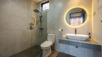Superior Room, 1 Queen Bed | Bathroom