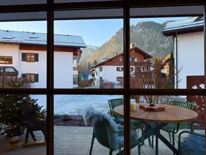 Outdoor dining - Vilstalstüble Apartment with Mountain View, Private Terrace, Wi-Fi & Underground Parking (Pfronten)