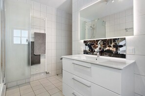 Shower, hair dryer, towels - Vilstalstüble Apartment with Mountain View, Private Terrace, Wi-Fi & Underground Parking (Pfronten)