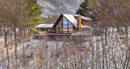 Amazing Views, Hot Tub, Deck, FirePit & Game Room
