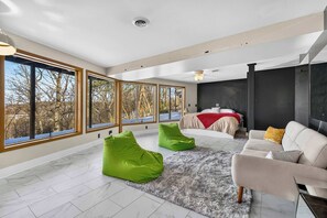 3 bedrooms, WiFi, bed sheets - Amazing Views, Hot Tub, Deck, FirePit & Game Room (Moorefield)