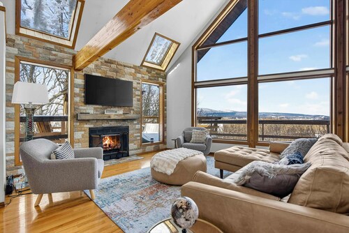 Amazing Views, Hot Tub, Deck, FirePit & Game Room