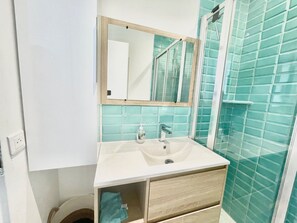 Shower, hair dryer, towels - copacabana studio (Cannes)
