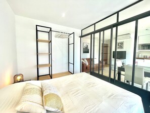 Iron/ironing board, free WiFi, bed sheets - copacabana studio (Cannes)