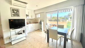 Un apartamento moderno con cocina, comedor y balcón con vistas.