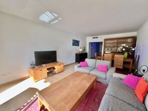 TV - June apartment (Cannes)