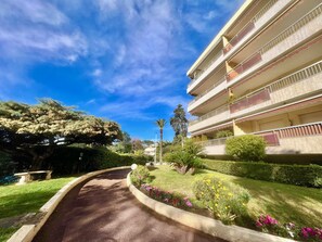 Property grounds - June apartment (Cannes)