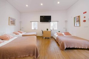 Iron/ironing board, WiFi, bed sheets - NEW! House w/HotTub by Douro River & Iconic Bridge (Vila Nova de Gaia)