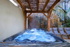 Tina de hidromasaje al aire libre