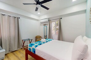 Tabla de planchar con plancha, internet y ropa de cama 