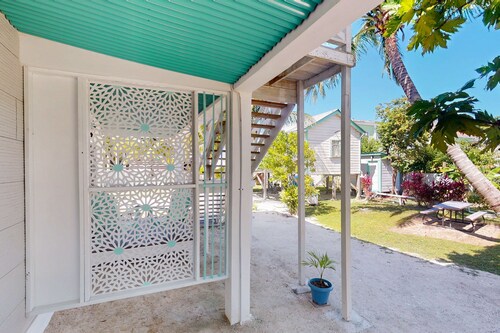 Cozy island cabana with central AC, bikes, BBQ area & walk-to-beach access