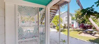 Cozy island cabana with central AC, bikes, BBQ area & walk-to-beach access