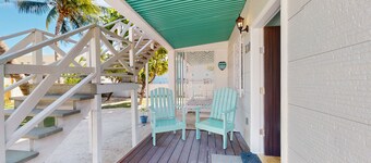 Charming island cabana with central AC, bikes & picnic area near beach