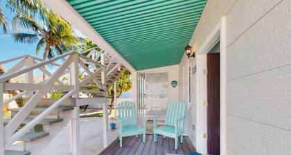 Charming island cabana with central AC, bikes & picnic area near beach