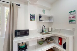 Frigorífico, microondas, placa de cocina y cafetera o tetera