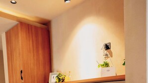 Une cuisine moderne avec des meubles en bois, un robinet noir et un four à micro-ondes encastré.