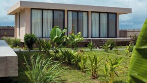 Un bâtiment moderne à deux étages, doté de grandes fenêtres et d’un toit plat.