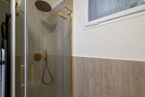 Douche, bidet, serviettes fournies