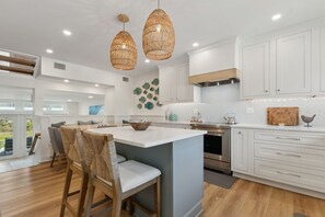 Mikroaaltouuni, uuni, liesi, astianpesukone