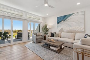 TV - Renovated Luxury on the Sea- Steps from the Sand (Fernandina Beach)