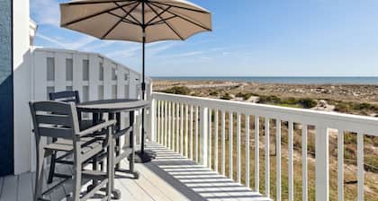 Renovated Luxury on the Sea- Steps from the Sand