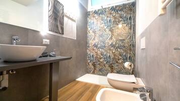 Douche, bidet, papier toilette