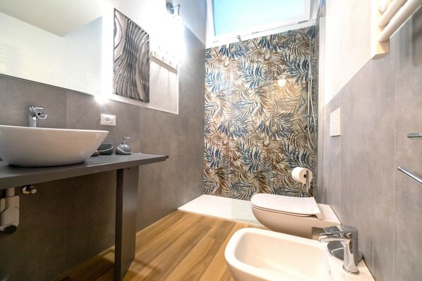 Douche, bidet, papier toilette
