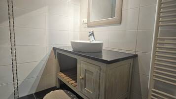 Douche, sĂšche-cheveux, savon, papier toilette