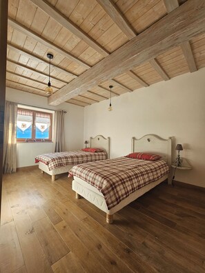 2 chambres, fer et planche à repasser, accès Internet, draps fournis