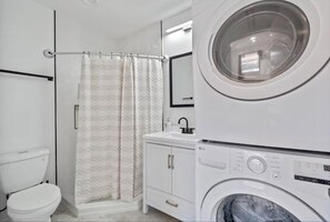 Regadera, secadora de cabello, toallas, jabón 