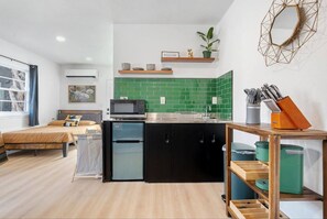 Refrigerador, microondas, cafetera y tetera y tostadora 