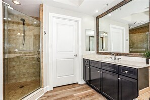Shower, jetted bath, hair dryer, towels - 🌴Beach Club Access + Shuttle | Onsite Golf Course ⛳ Lost Key 201C (Perdido Key)