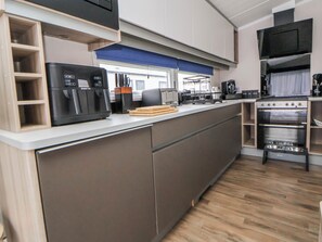 Dishwasher, cookware/dishes/utensils - Chappie's Caravan 2.0 (Rhyl)