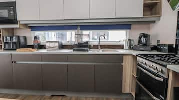 Rentaplats i utensilis de cuina, vaixella i coberteria